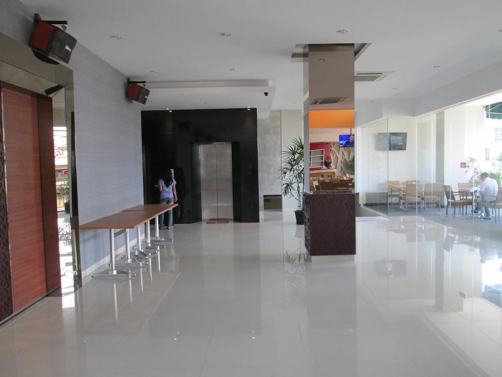 Borneo Hotel Pontianak Exterior photo